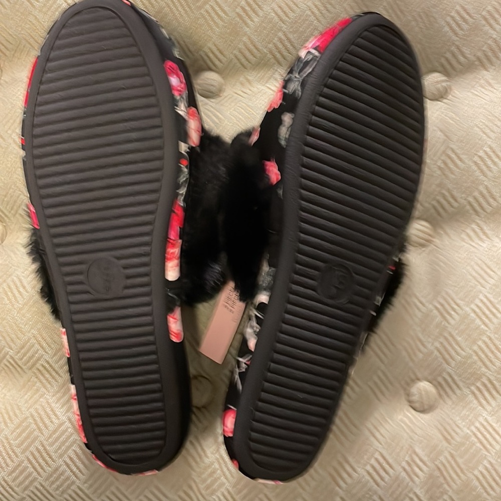 NWT VS floral fuzzy/silky slippers size medium 7-8 - Picture 3 of 4